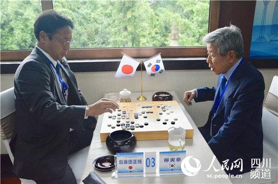 参加中韩日三国委员（议员）围棋交流活动的棋手正在对弈。