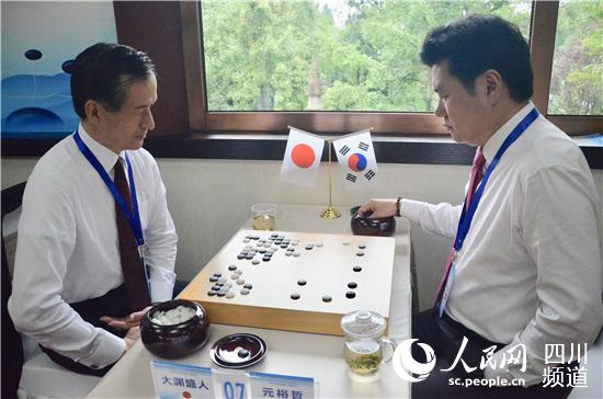 参加中韩日三国委员（议员）围棋交流活动的棋手正在对弈。